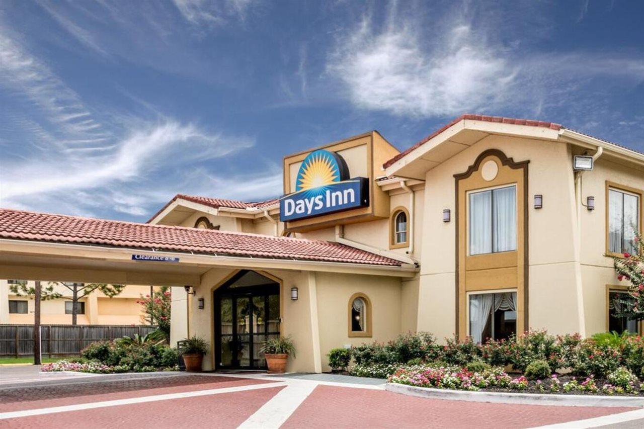 Days Inn By Wyndham Houston Exterior photo