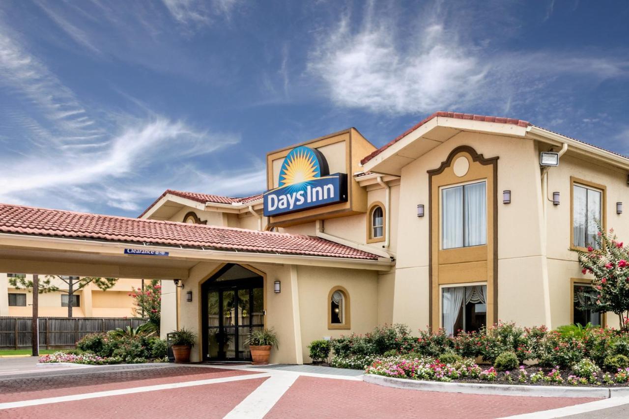 Days Inn By Wyndham Houston Exterior photo